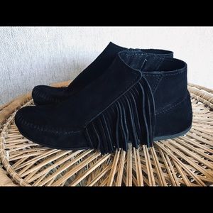 Minnetonka Black Suede Ankle Fringe Boots 8.5